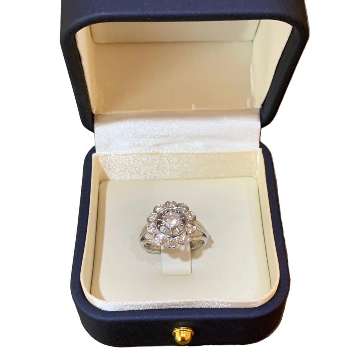 Bague Marguerite en or blanc, platine et diamants - Castafiore