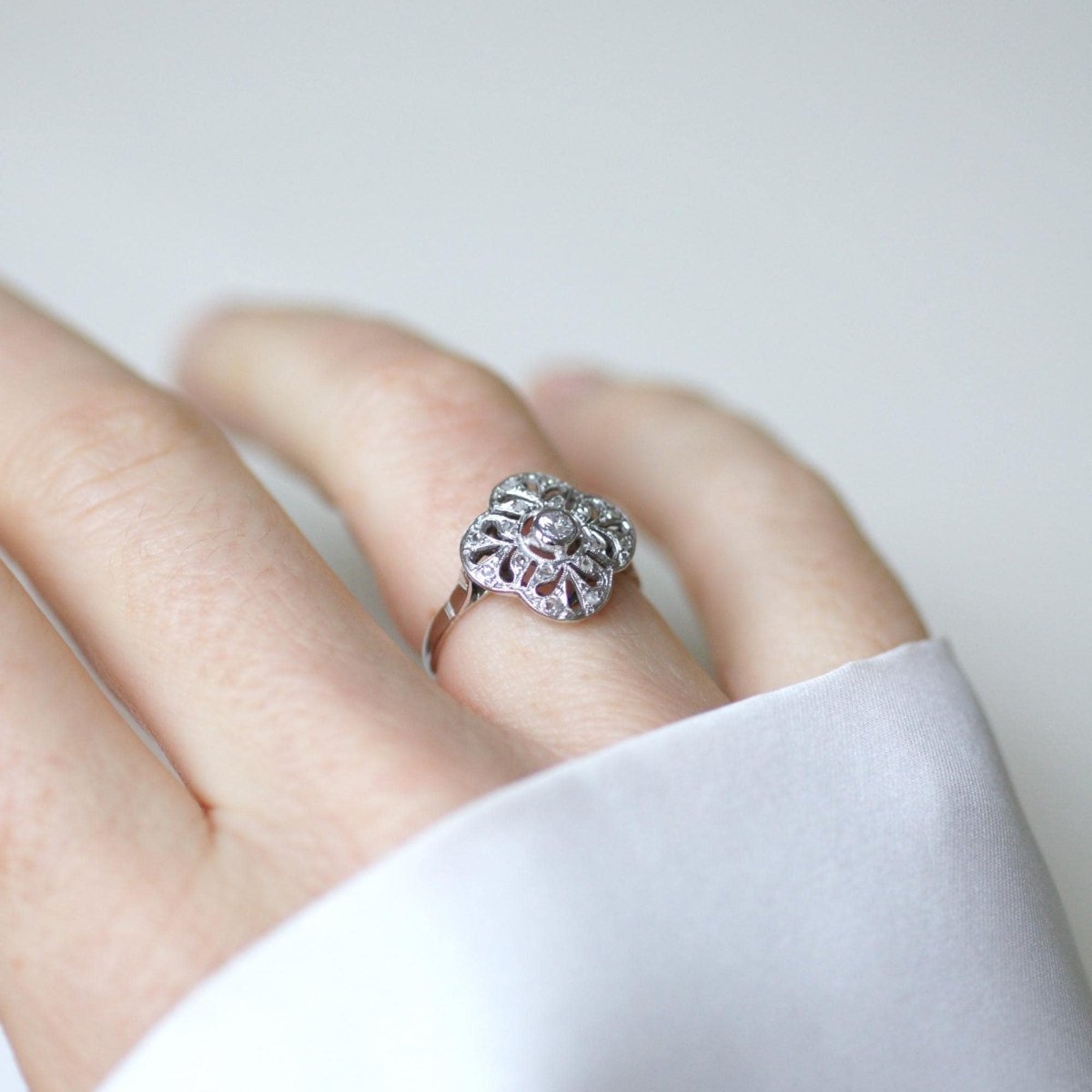 Bague Marguerite en or blanc, platine, et diamants - Castafiore