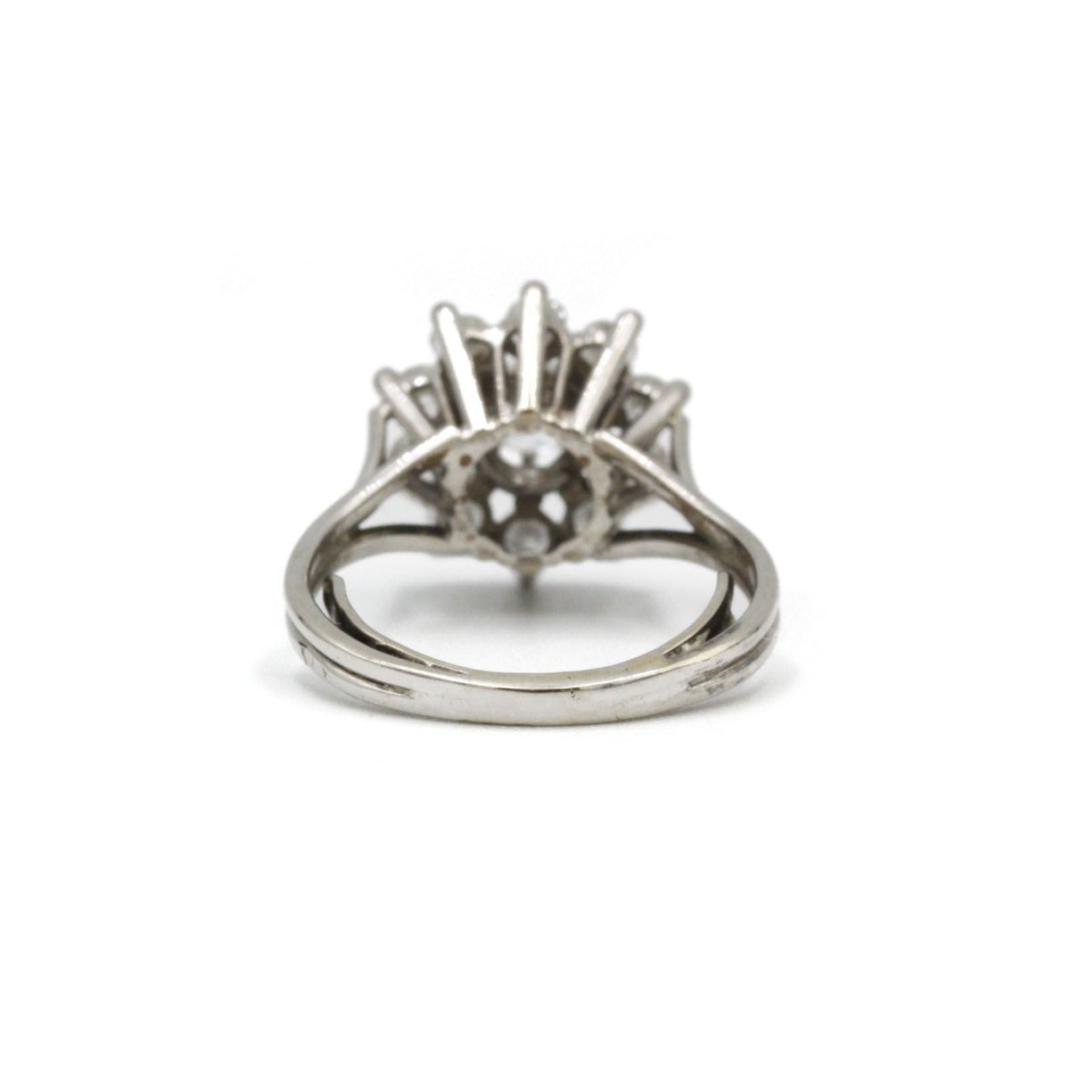 Bague Marguerite en or blanc, platine et diamants - Castafiore