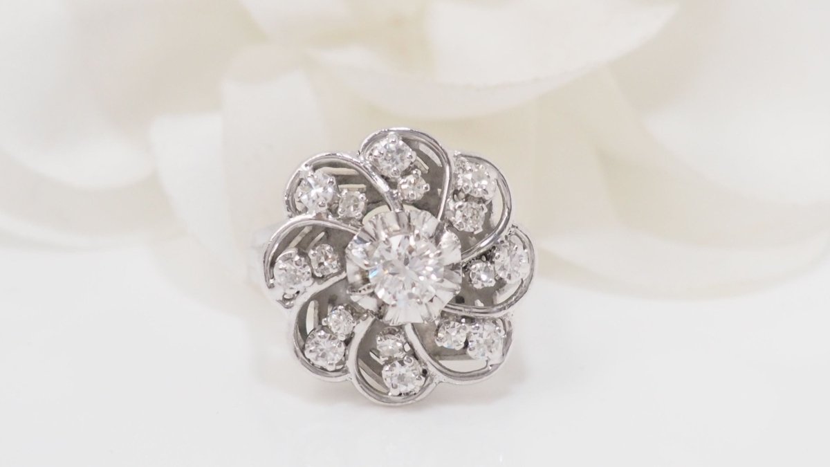 Bague marguerite en or blanc platine et diamants - Castafiore