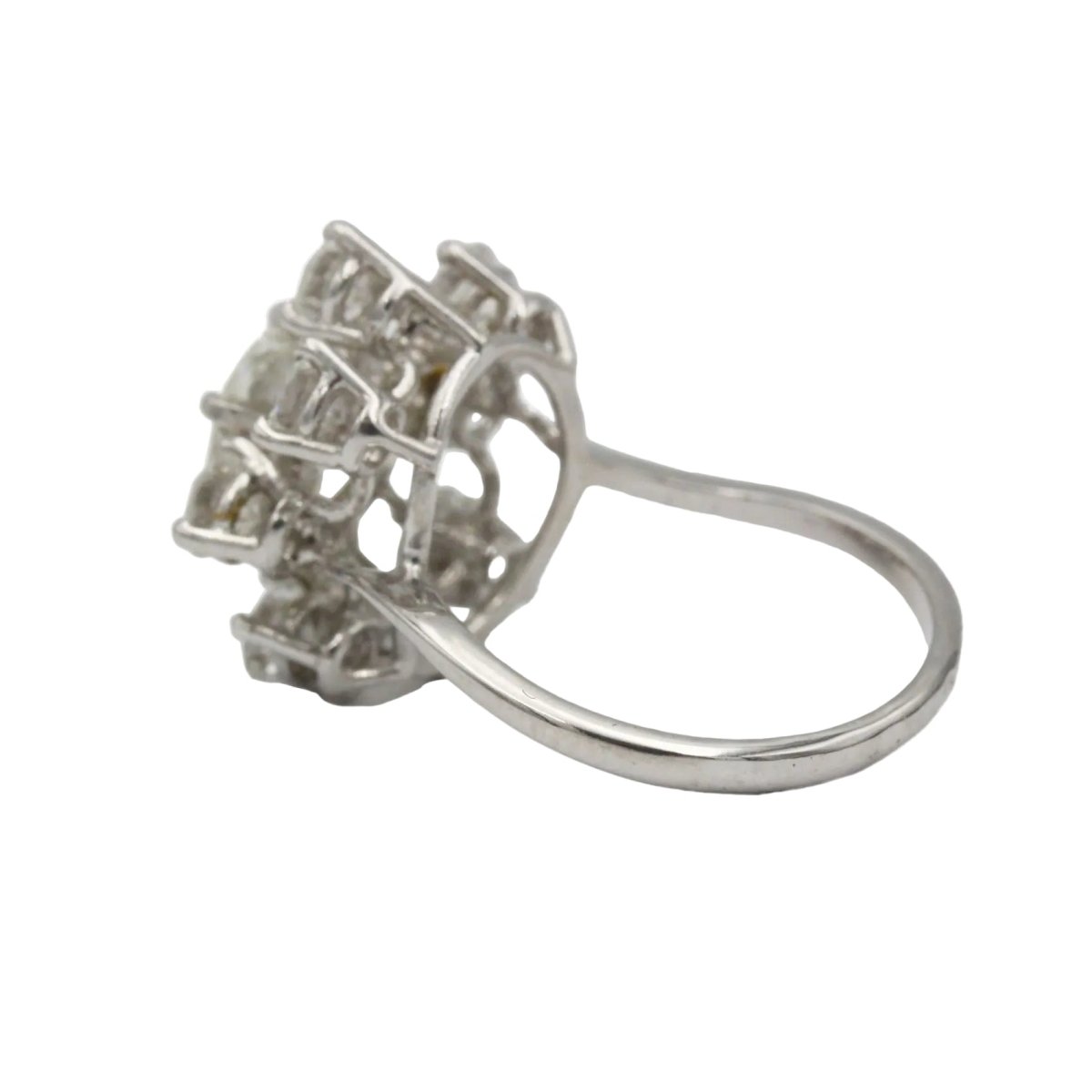Bague Marguerite en or blanc, platine et diamants - Castafiore