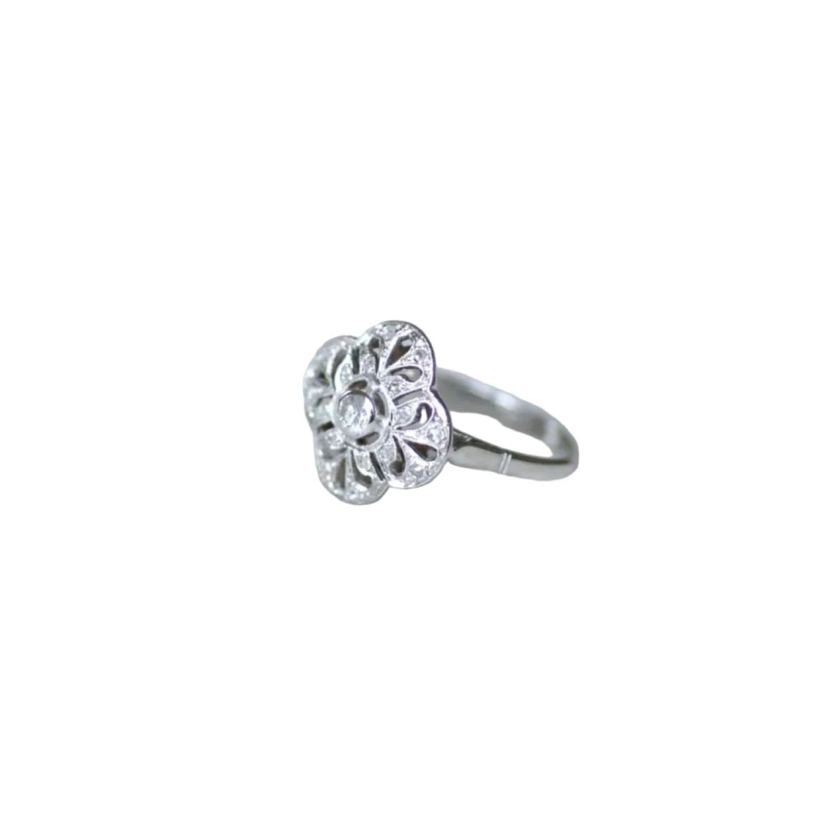 Bague Marguerite en or blanc, platine, et diamants - Castafiore