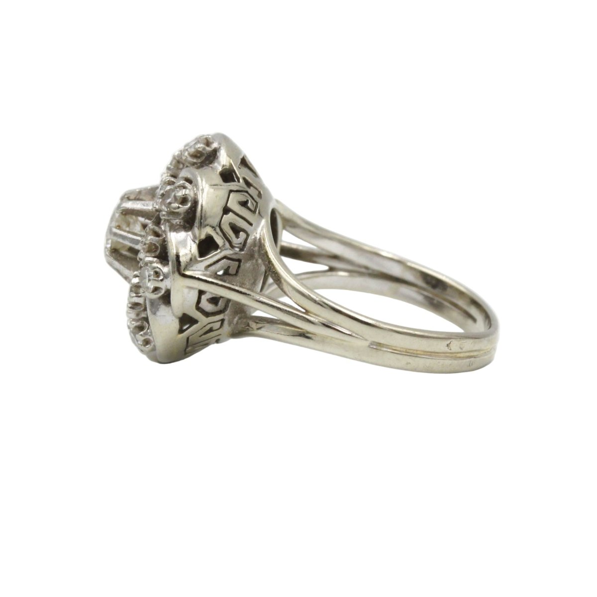 Bague Marguerite en or blanc, platine et diamants - Castafiore