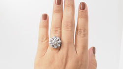 Bague marguerite en or blanc platine et diamants - Castafiore