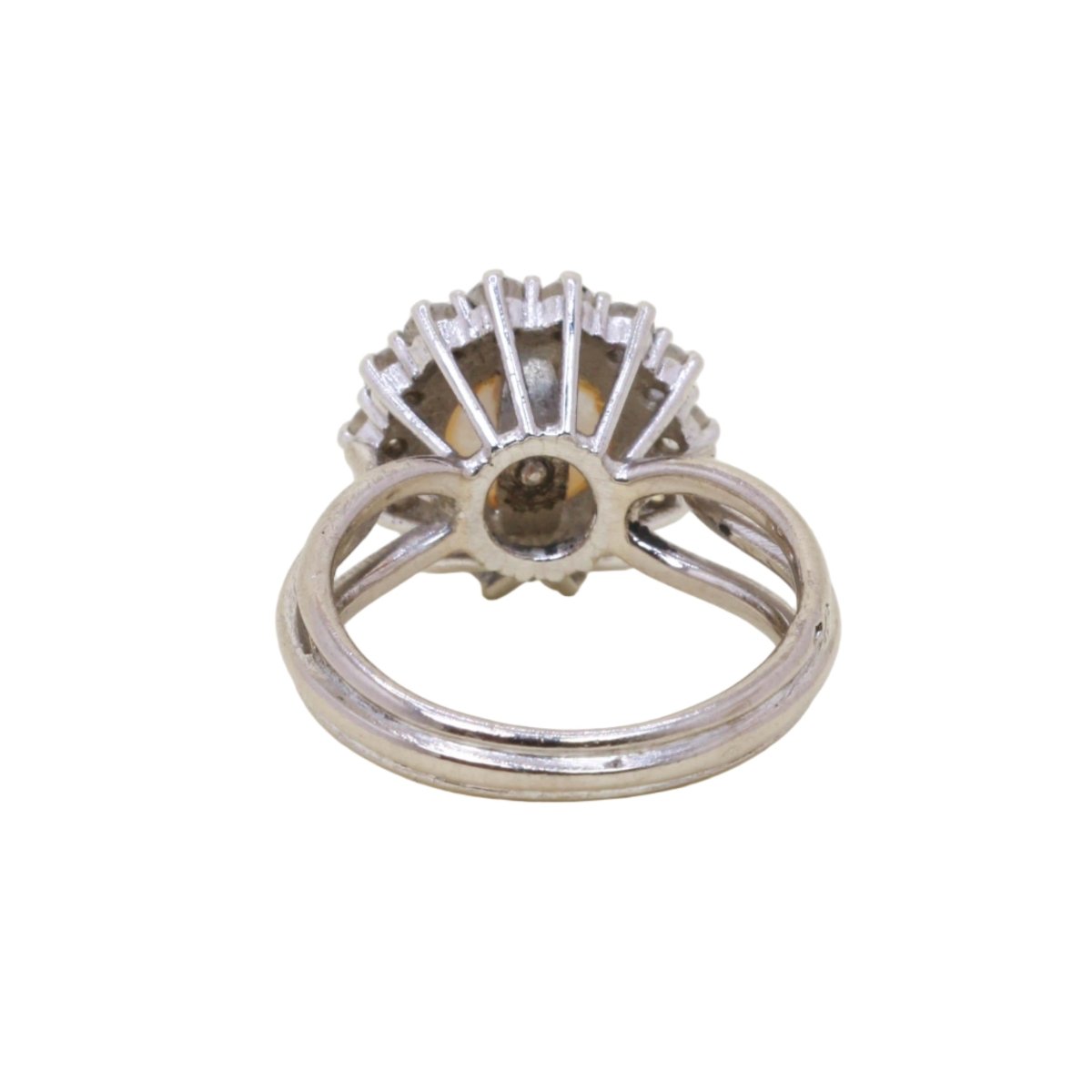 Bague Marguerite en or blanc, platine, perle, et diamants - Castafiore