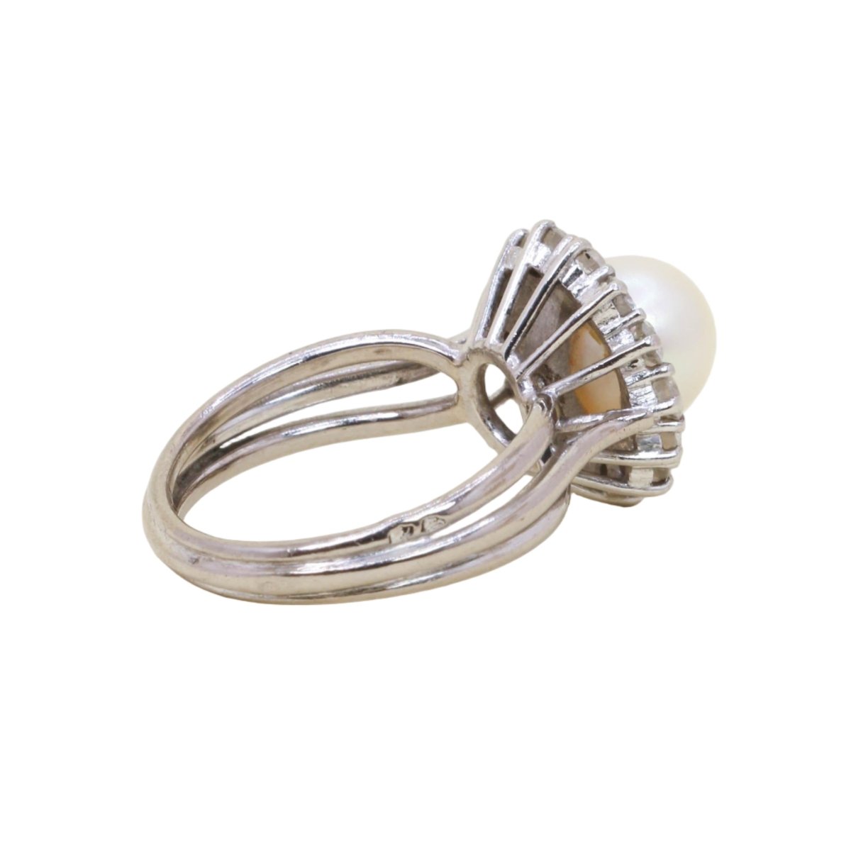Bague Marguerite en or blanc, platine, perle, et diamants - Castafiore