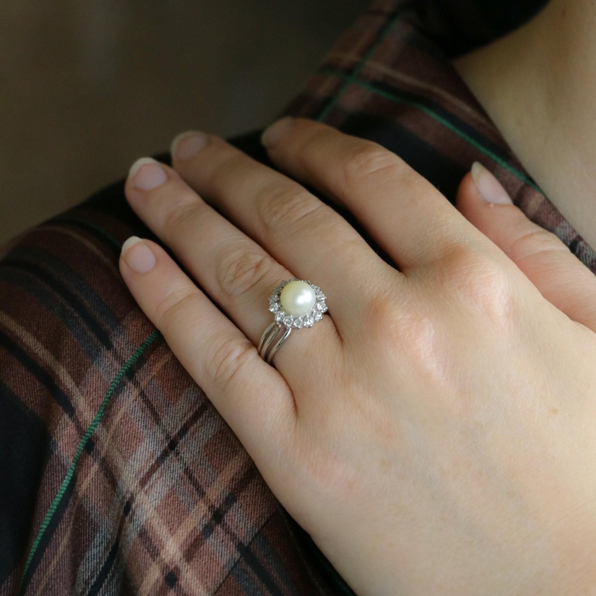 Bague Marguerite en or blanc, platine, perle, et diamants - Castafiore