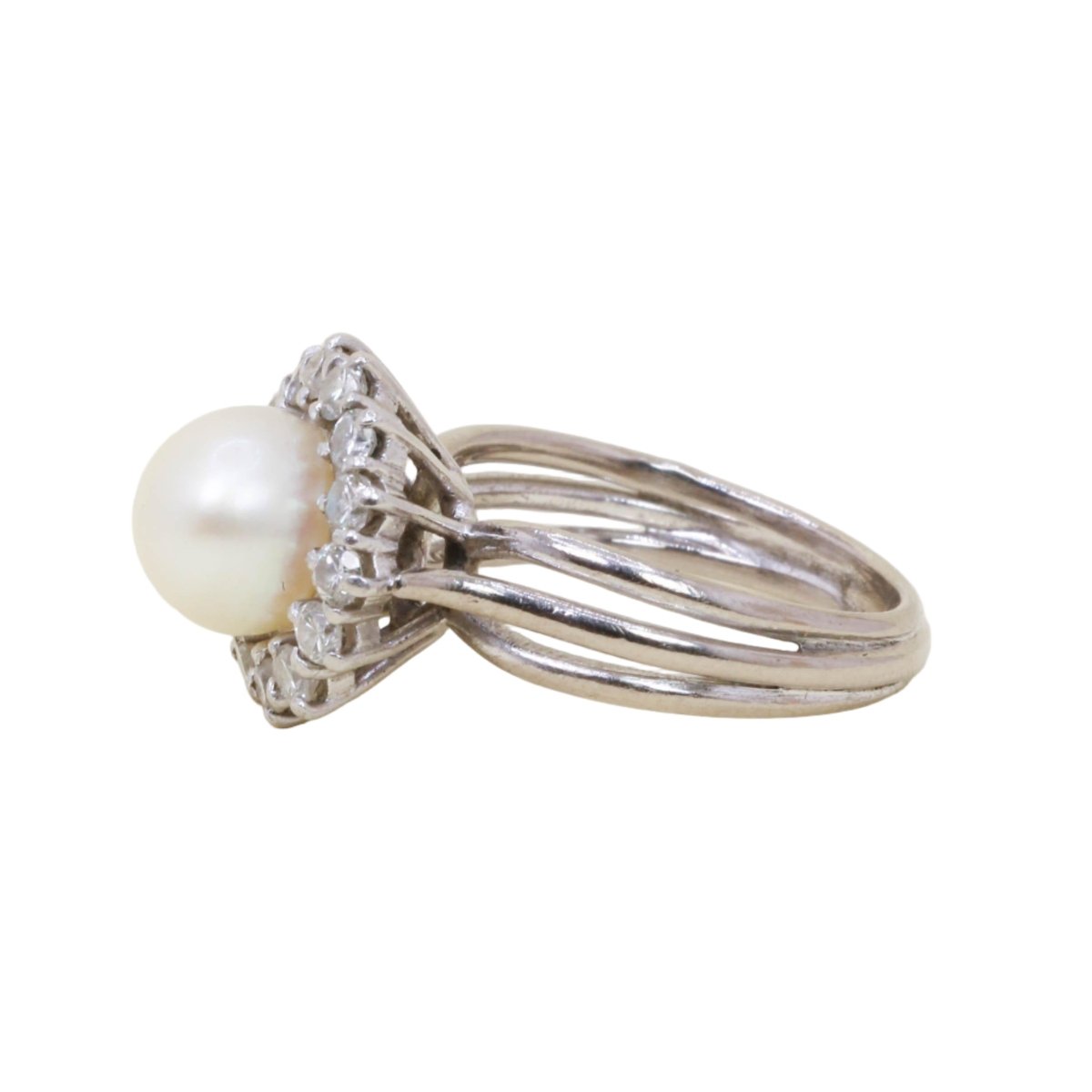 Bague Marguerite en or blanc, platine, perle, et diamants - Castafiore