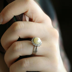 Bague Marguerite en or blanc, platine, perle, et diamants - Castafiore
