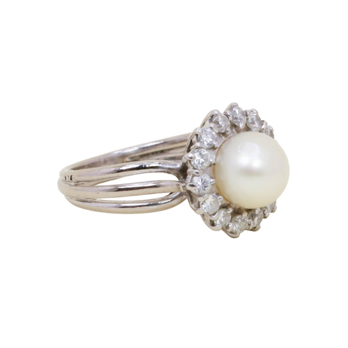 Bague Marguerite en or blanc, platine, perle, et diamants - Castafiore