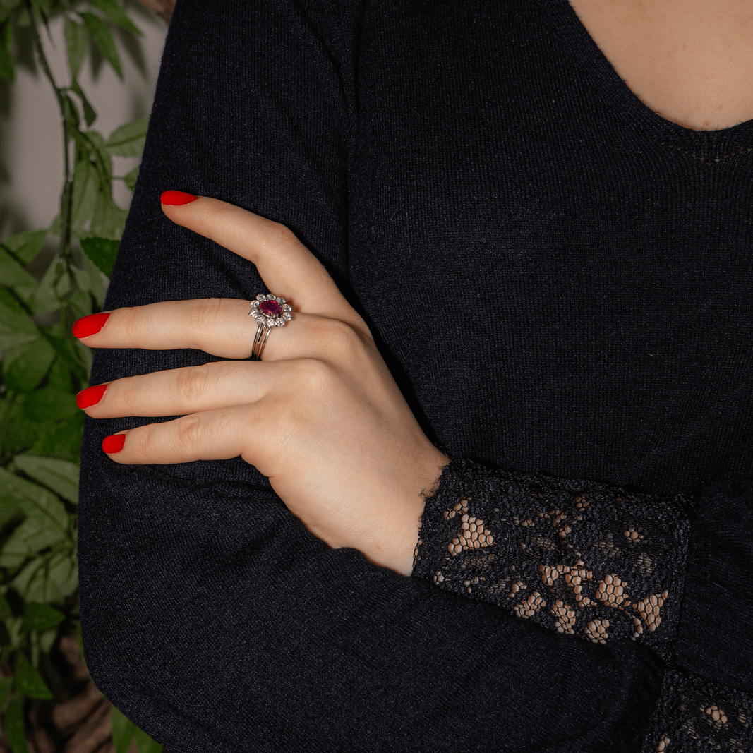 Bague Marguerite en or blanc, platine, rubis et diamants - Castafiore