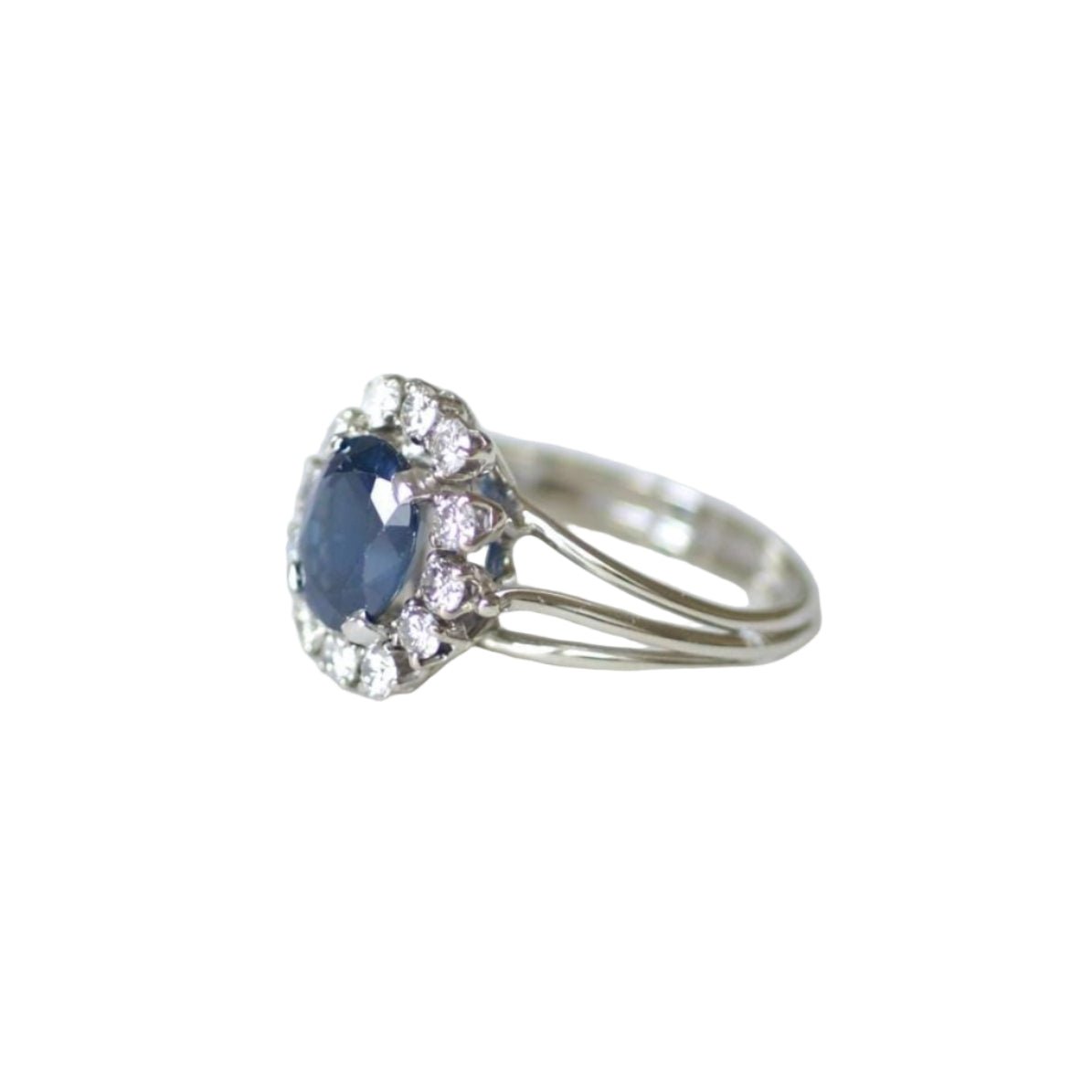 Bague Marguerite en or blanc, platine, saphir et diamants - Castafiore