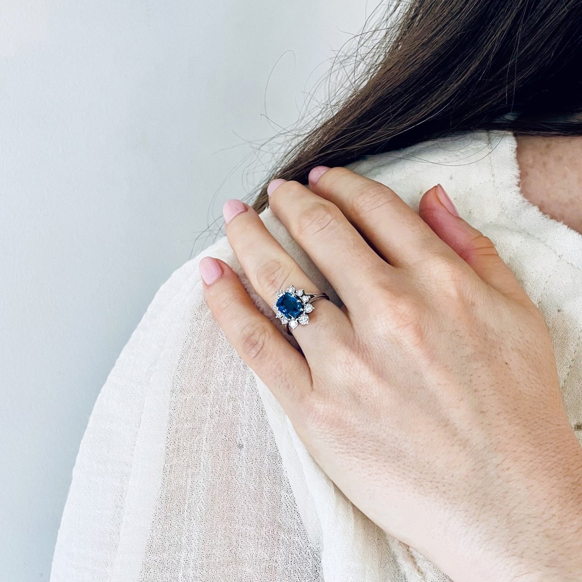 Bague Marguerite en or blanc, platine, saphir et diamants - Castafiore