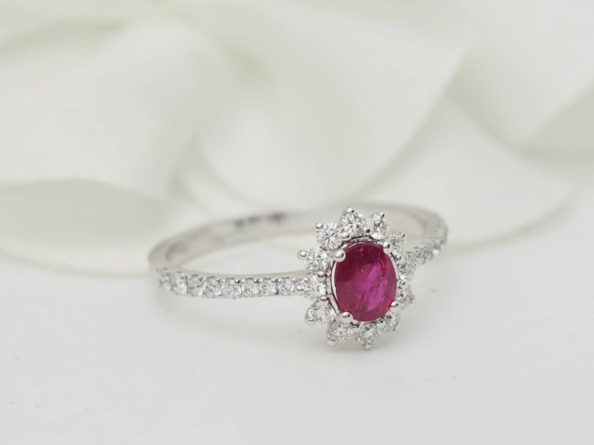 Bague marguerite en or blanc, rubis 0.45ct et diamants - Castafiore