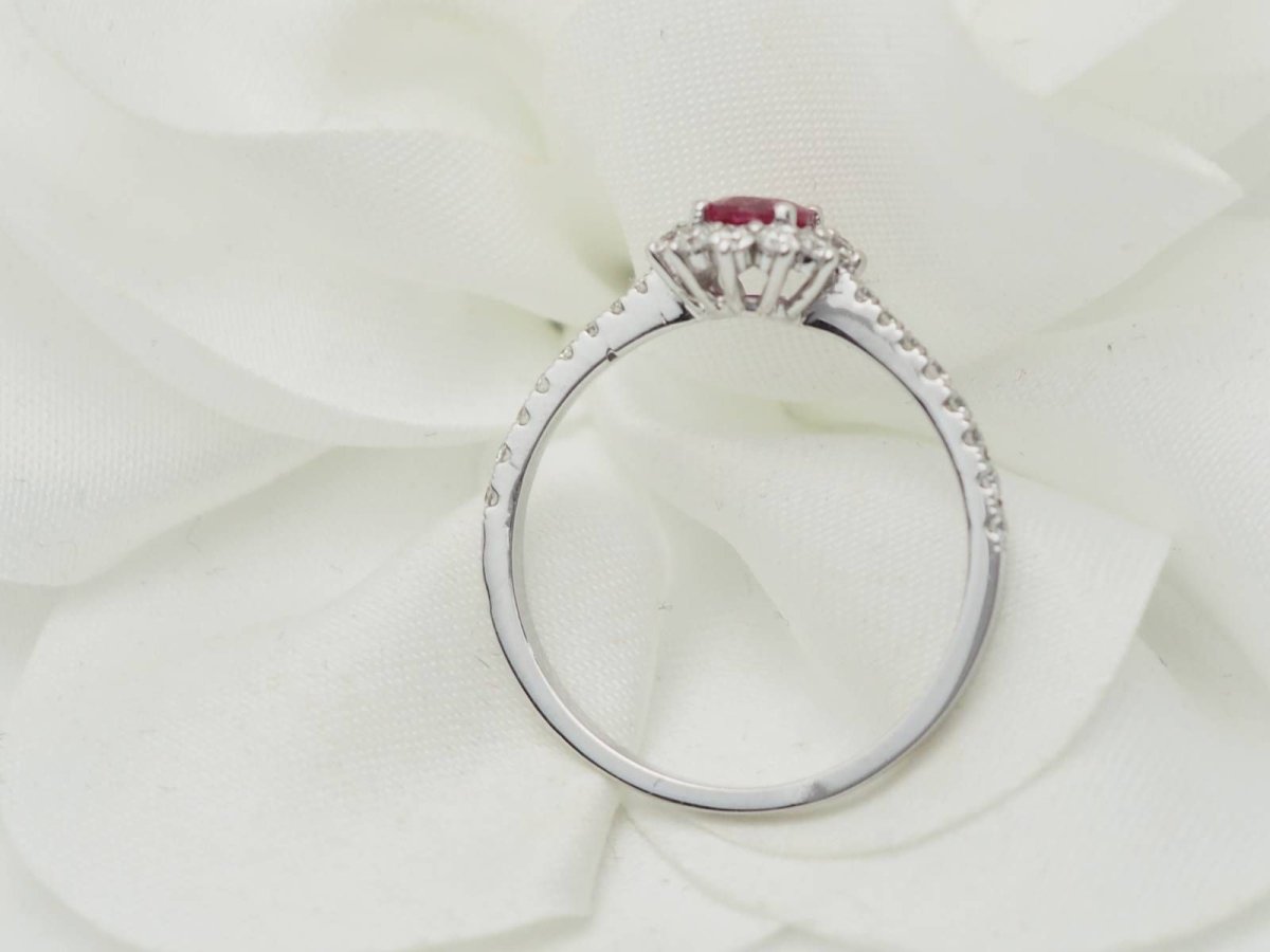 Bague marguerite en or blanc, rubis 0.45ct et diamants - Castafiore