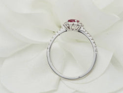 Bague marguerite en or blanc, rubis 0.45ct et diamants - Castafiore