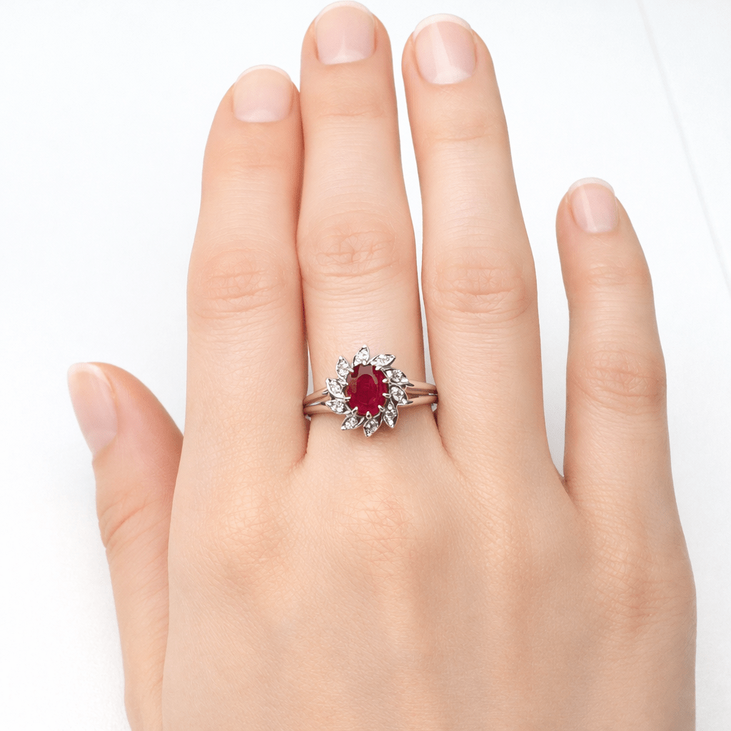 Bague Marguerite en or blanc, rubis et diamants - Castafiore