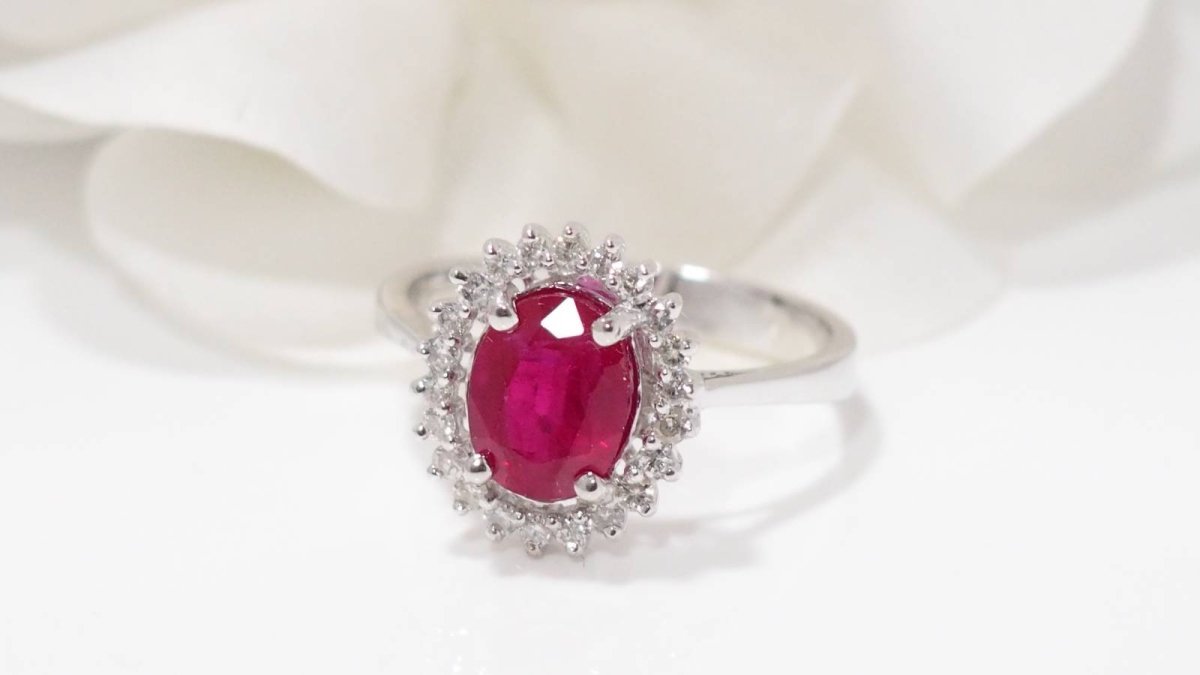 Bague marguerite en or blanc, rubis et diamants - Castafiore