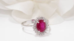 Bague marguerite en or blanc, rubis et diamants - Castafiore