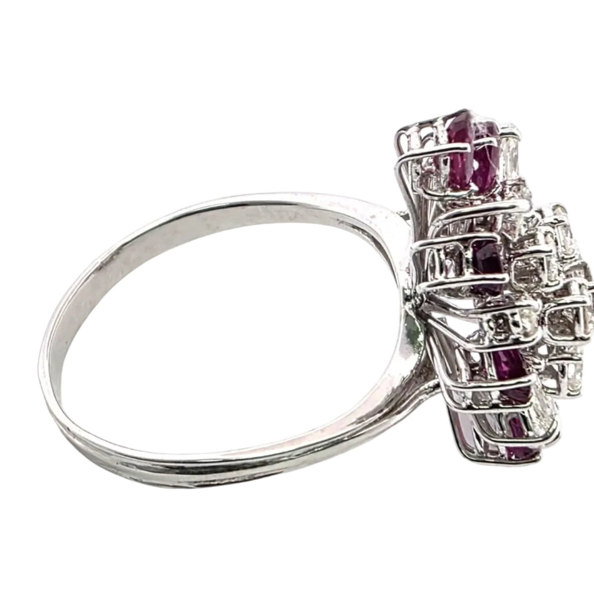 Bague Marguerite en or blanc, rubis et diamants - Castafiore