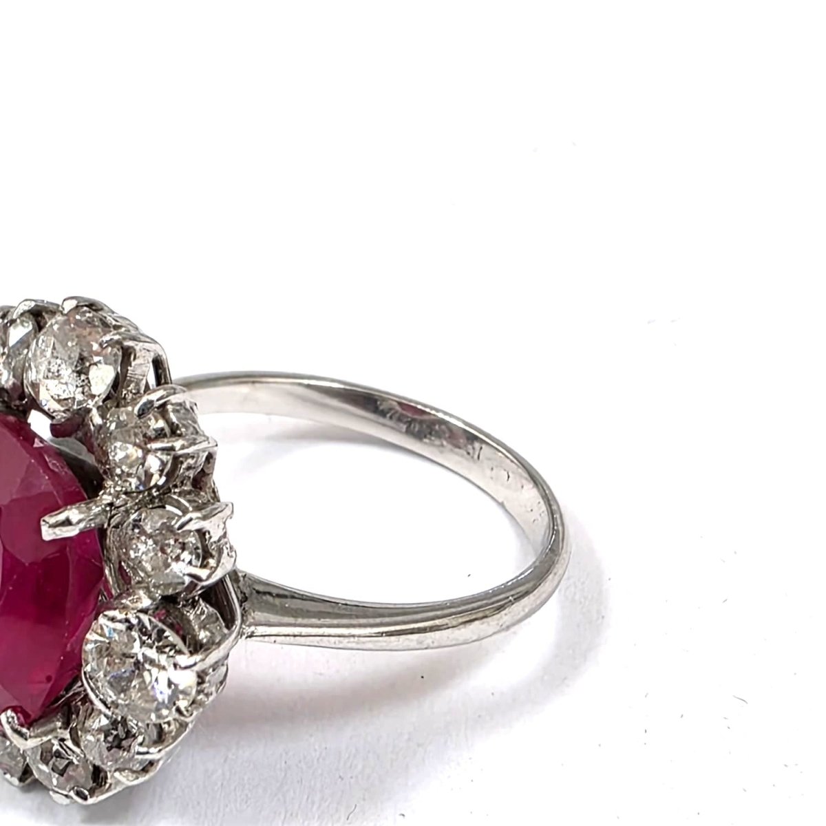 Bague Marguerite en or blanc, rubis et diamants - Castafiore