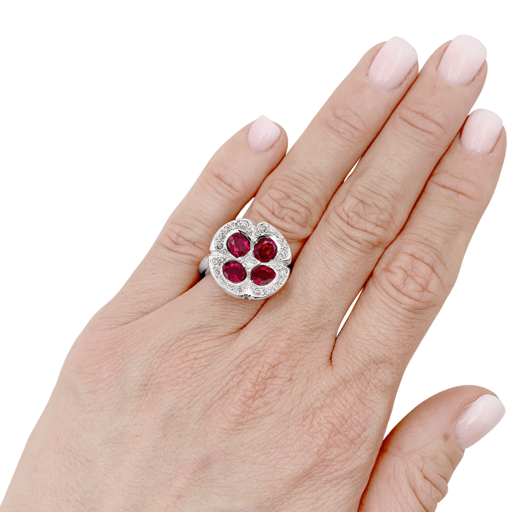 Bague Marguerite en or blanc, rubis et diamants - Castafiore