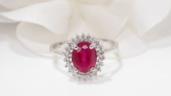 Bague marguerite en or blanc, rubis et diamants - Castafiore