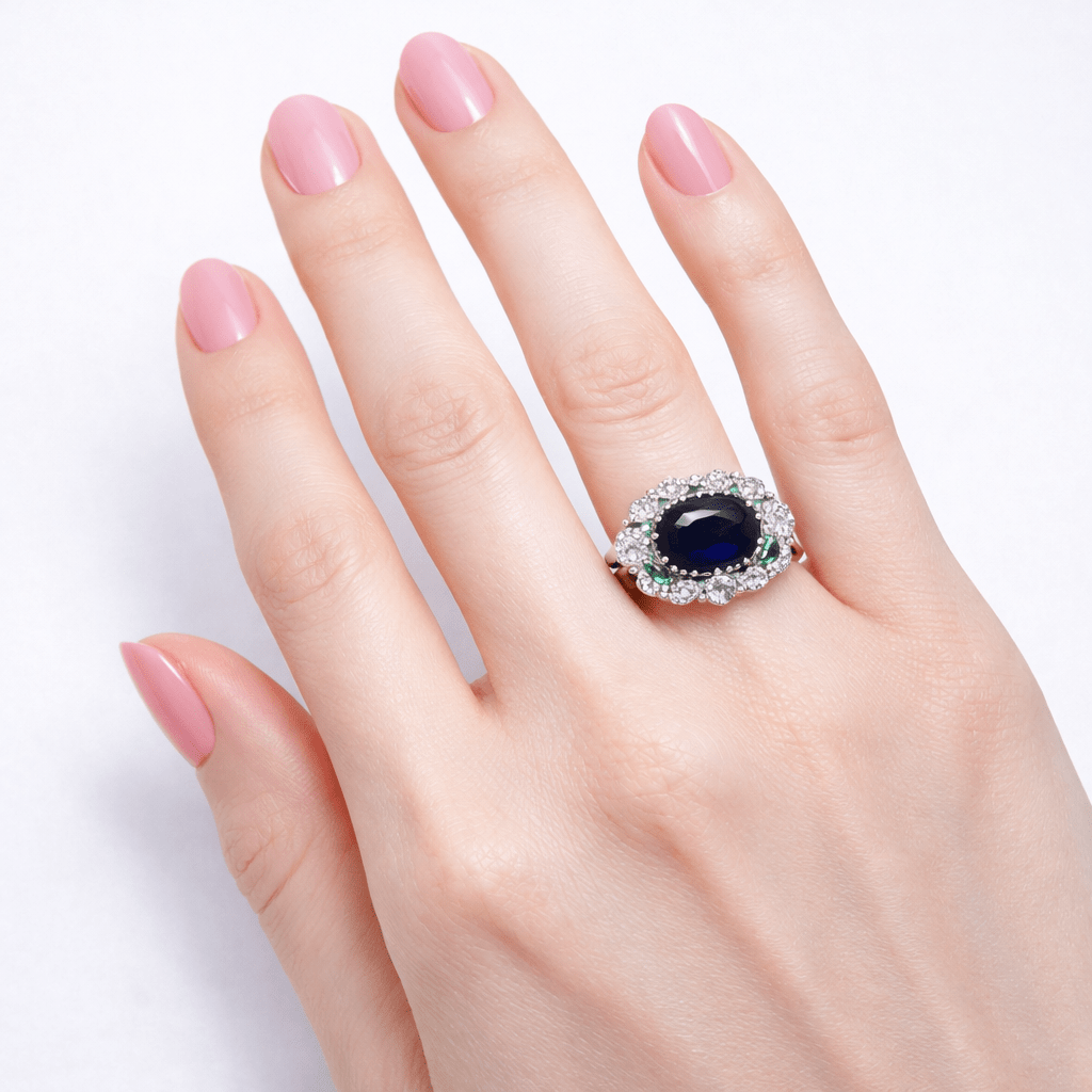 Bague Marguerite en or blanc, saphir, émeraudes diamants - Castafiore