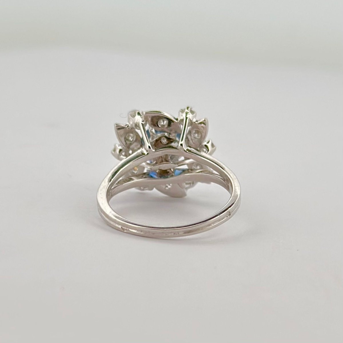 Bague Marguerite en or blanc, saphir et diamant - Castafiore