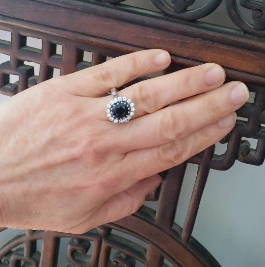 Bague Marguerite en or blanc, saphir, et diamants - Castafiore