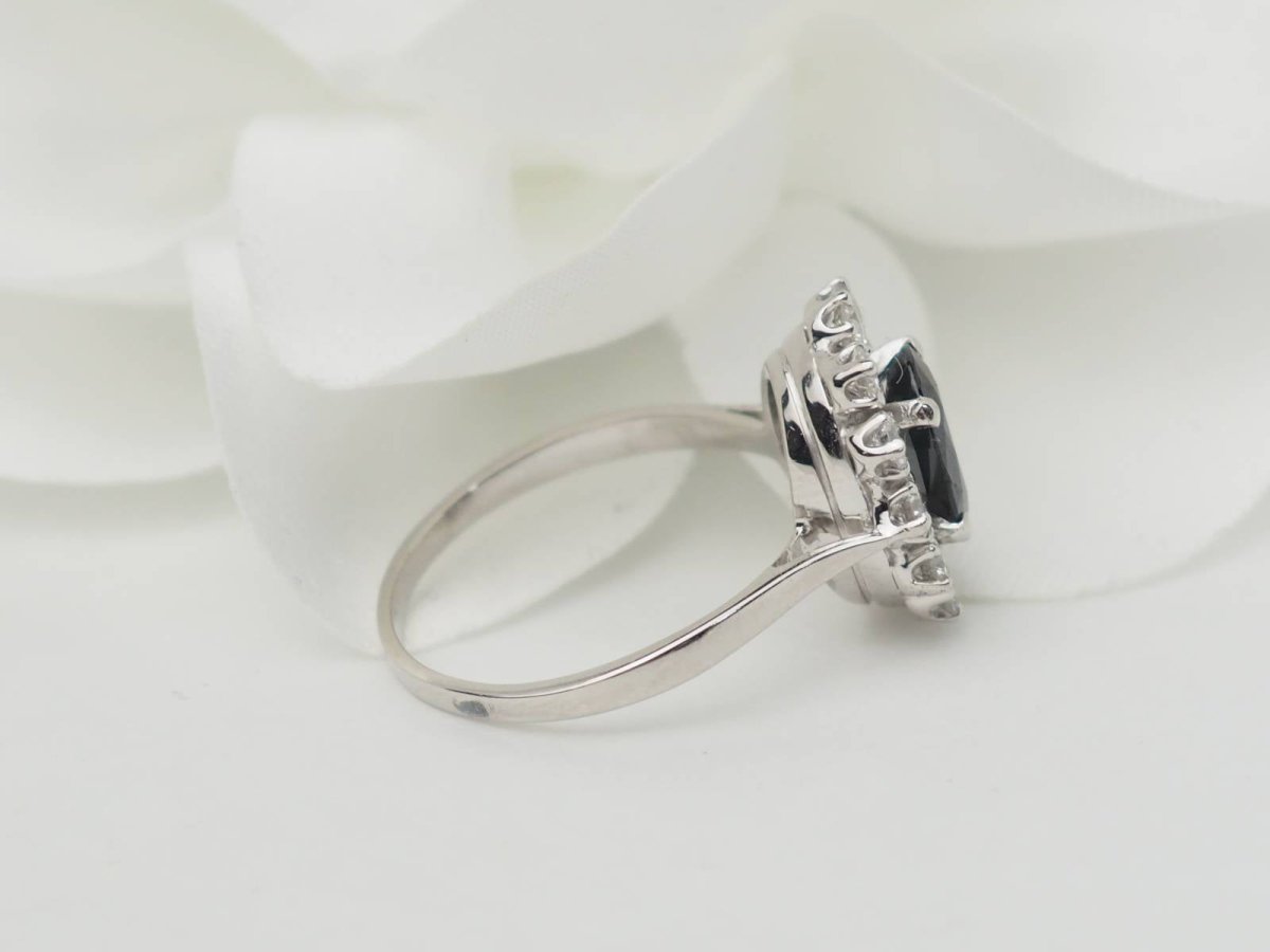 Bague marguerite en or blanc, saphir et diamants - Castafiore