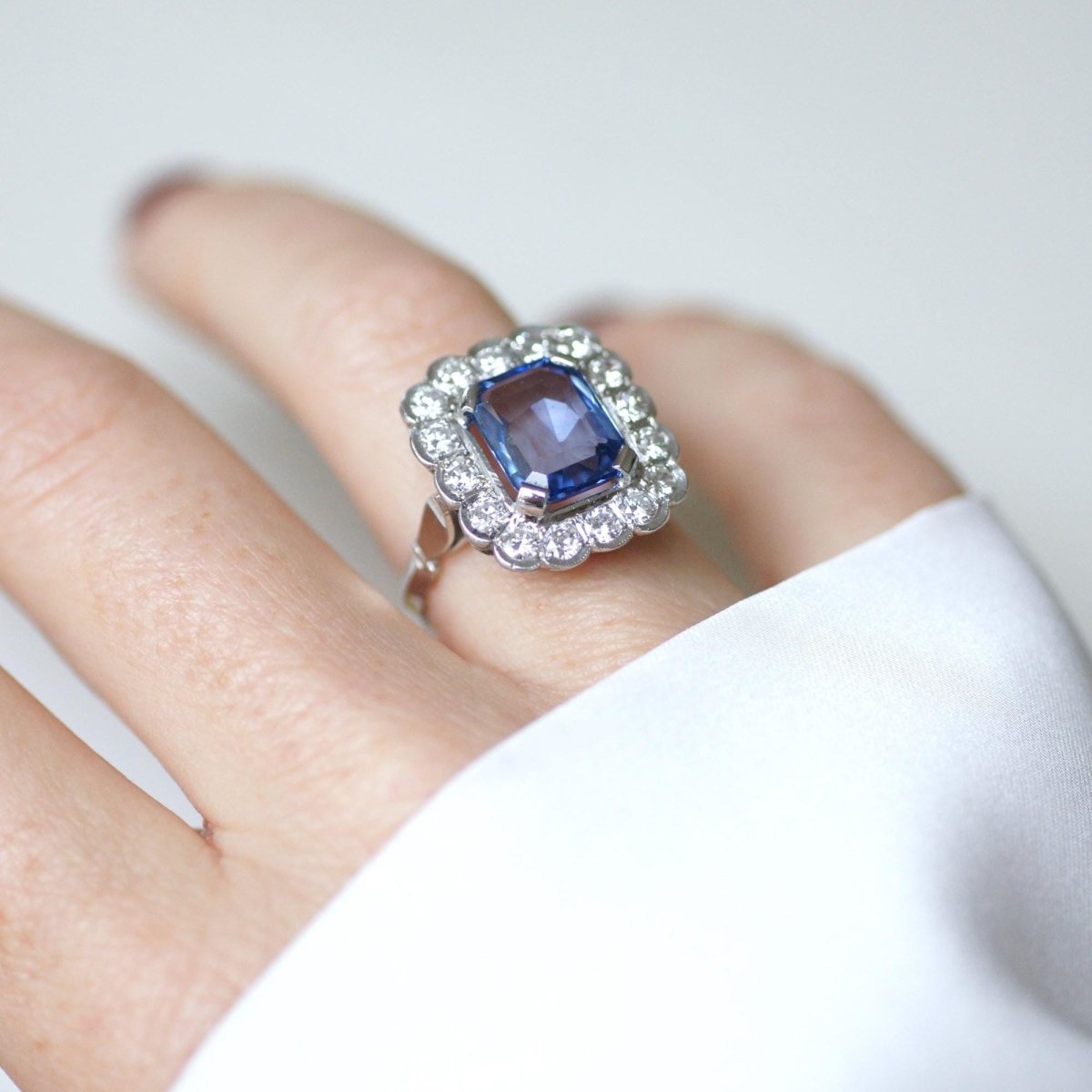 Bague Marguerite en or blanc, saphir, et diamants - Castafiore