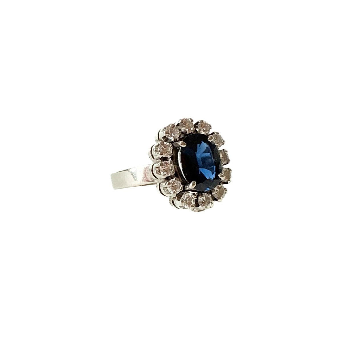 Bague Marguerite en or blanc, saphir, et diamants - Castafiore