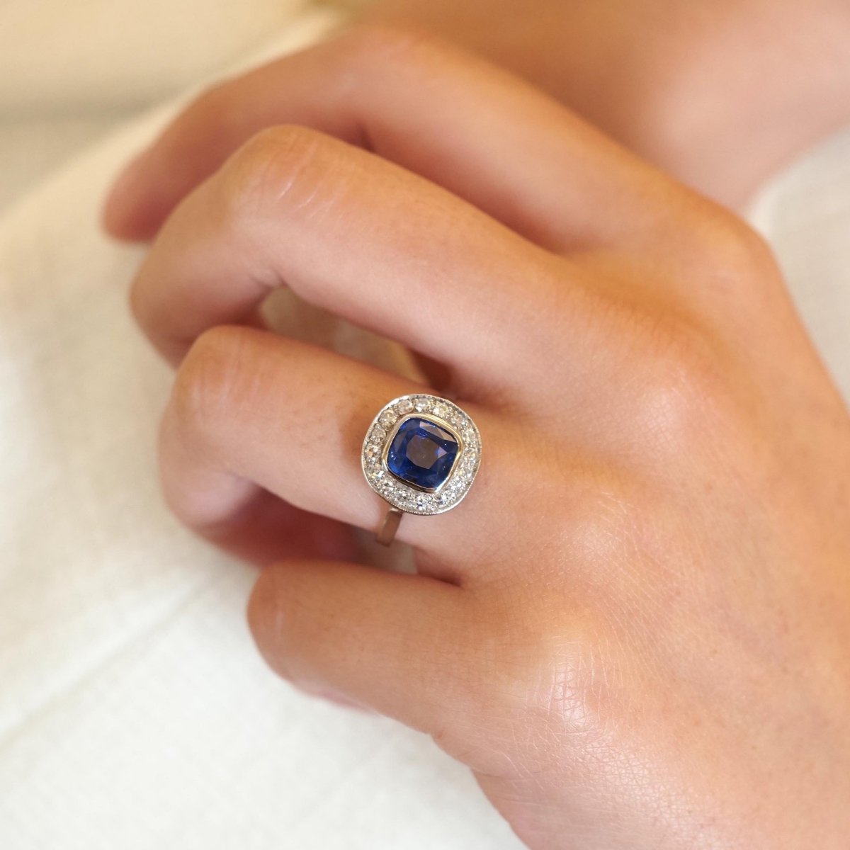 Bague Marguerite en or blanc, saphir et diamants - Castafiore