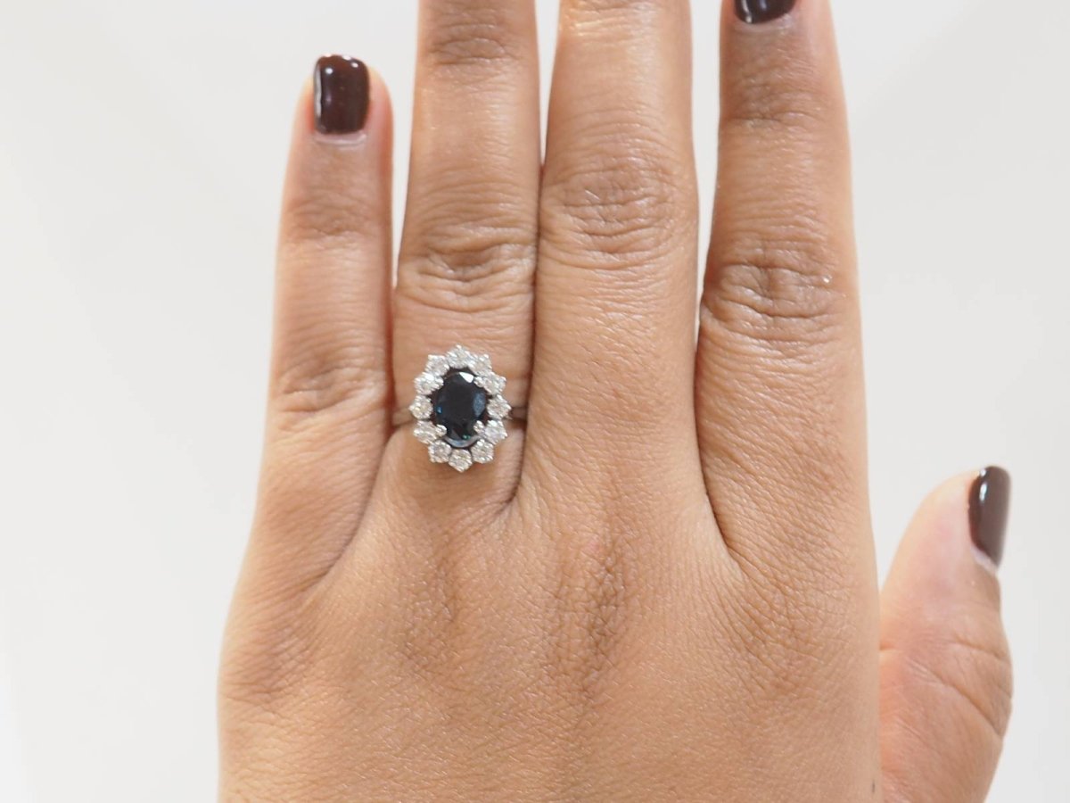 Bague marguerite en or blanc, saphir et diamants - Castafiore