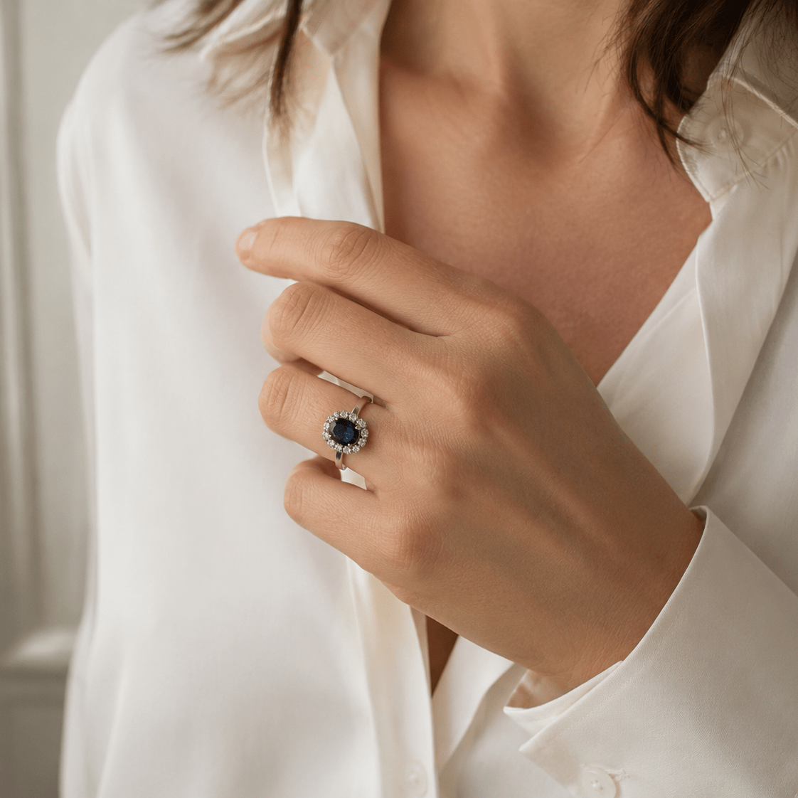 Bague Marguerite en or blanc, saphir, et diamants - Castafiore