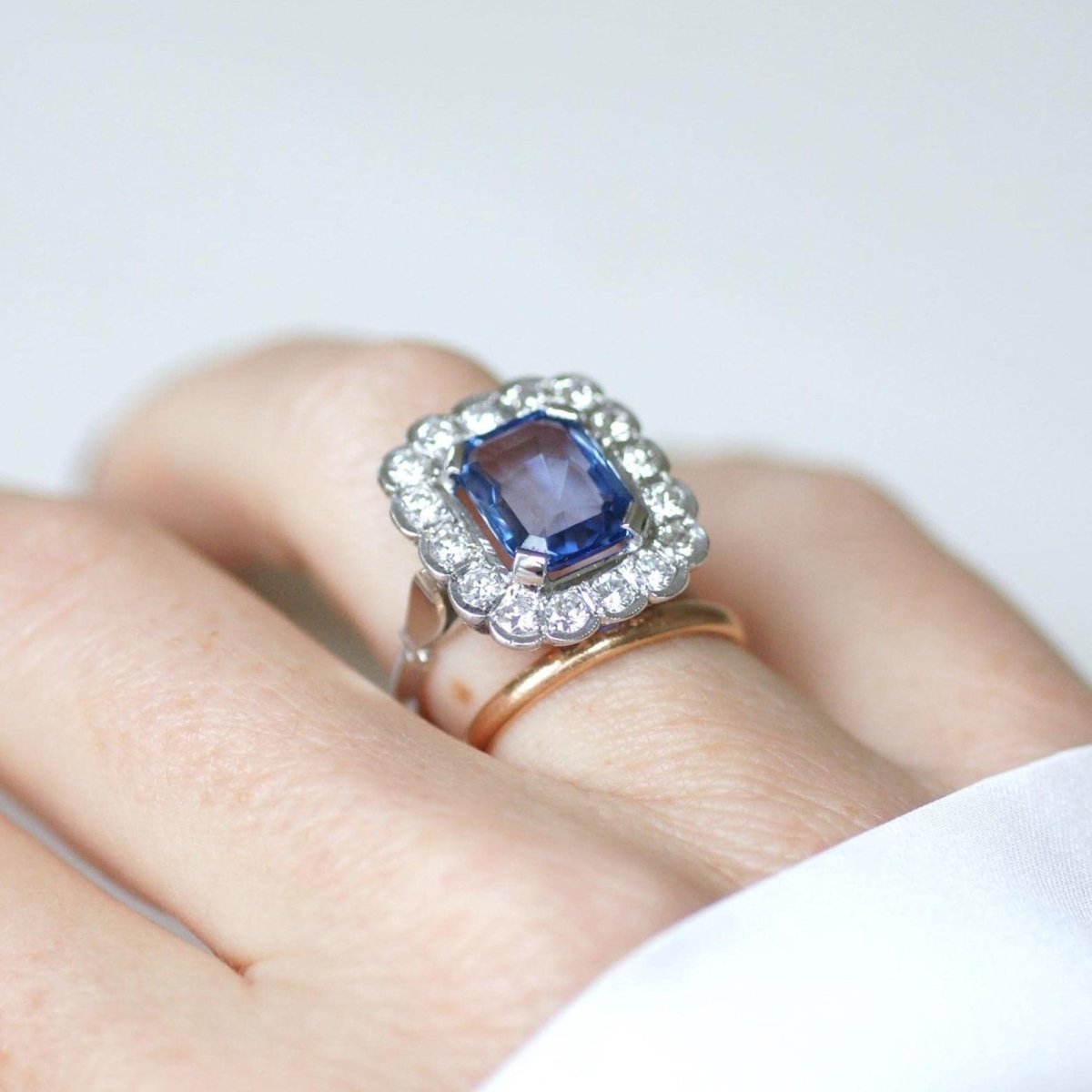 Bague Marguerite en or blanc, saphir, et diamants - Castafiore