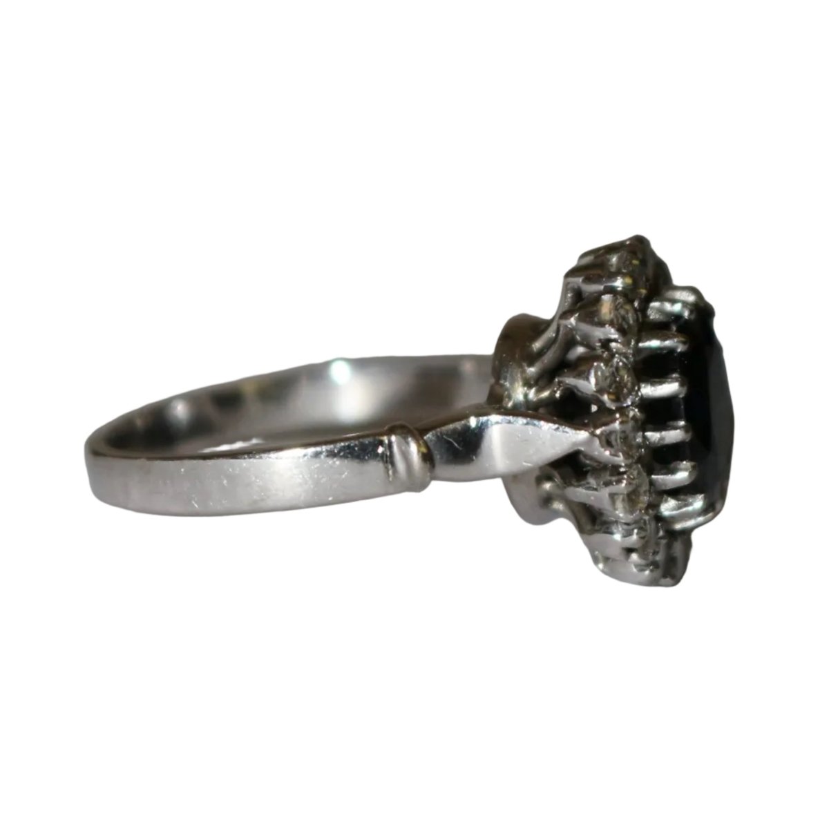 Bague Marguerite en or blanc, saphir, et diamants - Castafiore