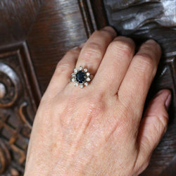 Bague Marguerite en or blanc, saphir et diamants - Castafiore