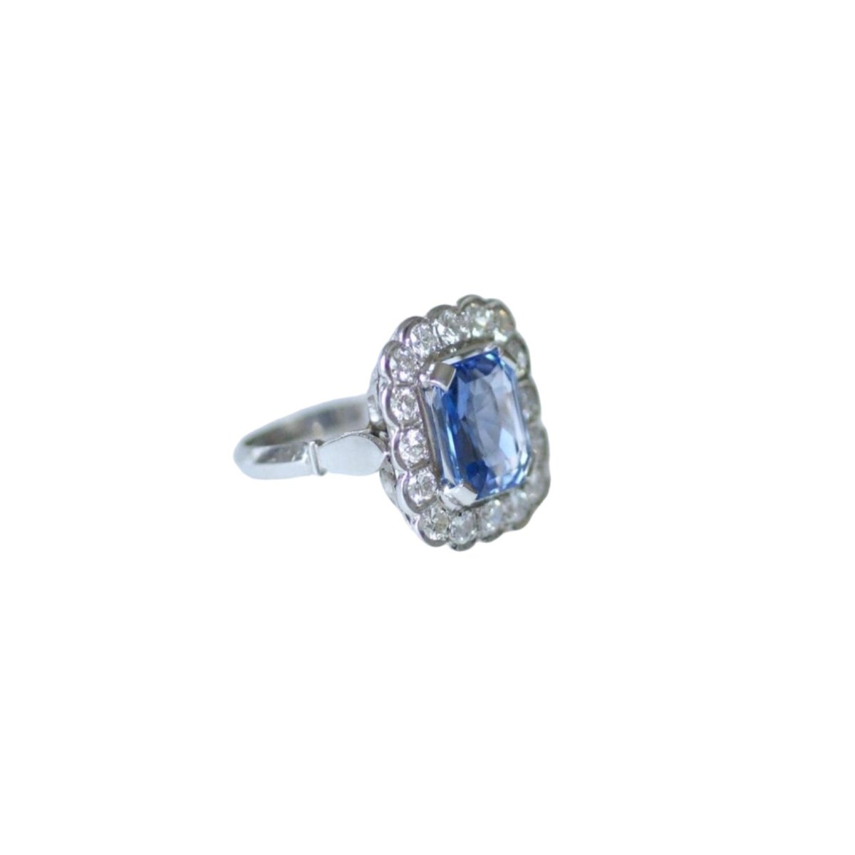 Bague Marguerite en or blanc, saphir, et diamants - Castafiore
