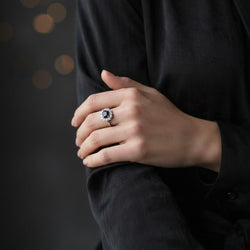 Bague Marguerite en or blanc, saphir et diamants - Castafiore