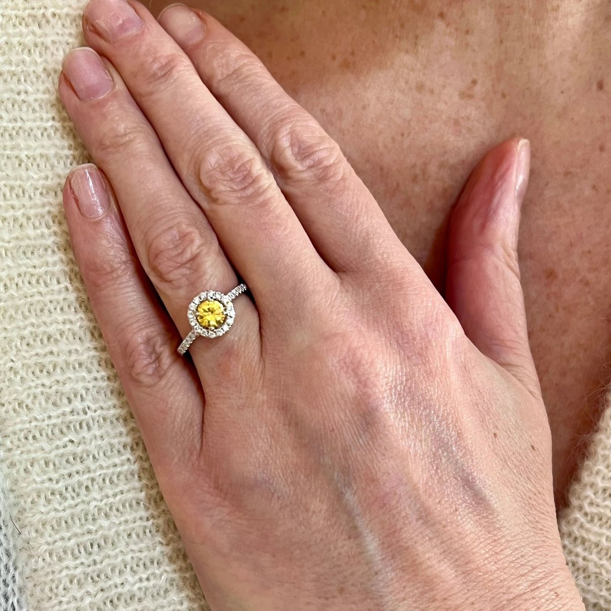 Bague Marguerite en or blanc, saphir jaune et diamant - Castafiore