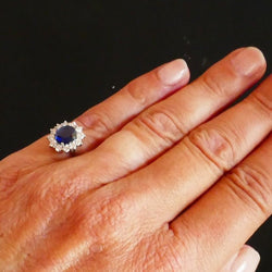 Bague Marguerite en or blanc, saphir naturel et diamants - Castafiore