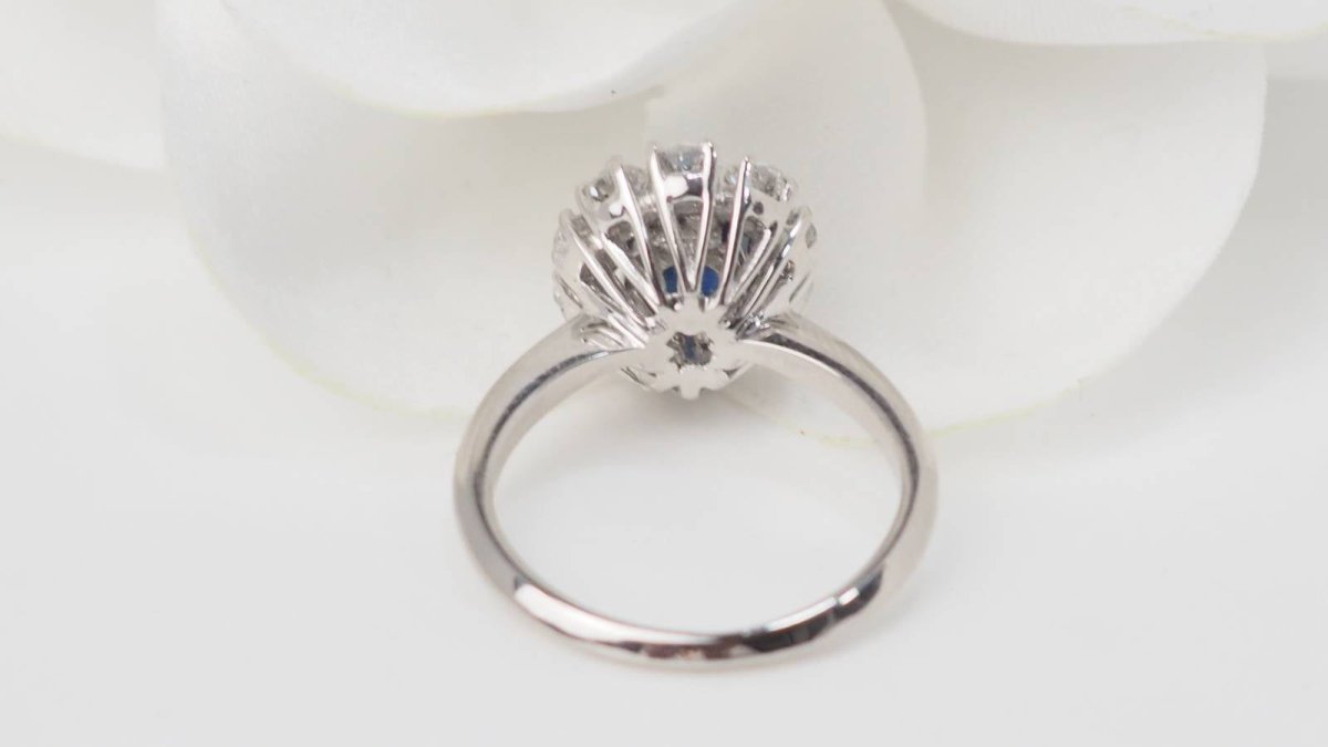 Bague marguerite en or blanc, saphir ovale et diamants - Castafiore