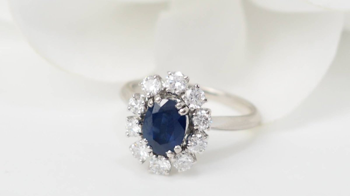 Bague marguerite en or blanc, saphir ovale et diamants - Castafiore