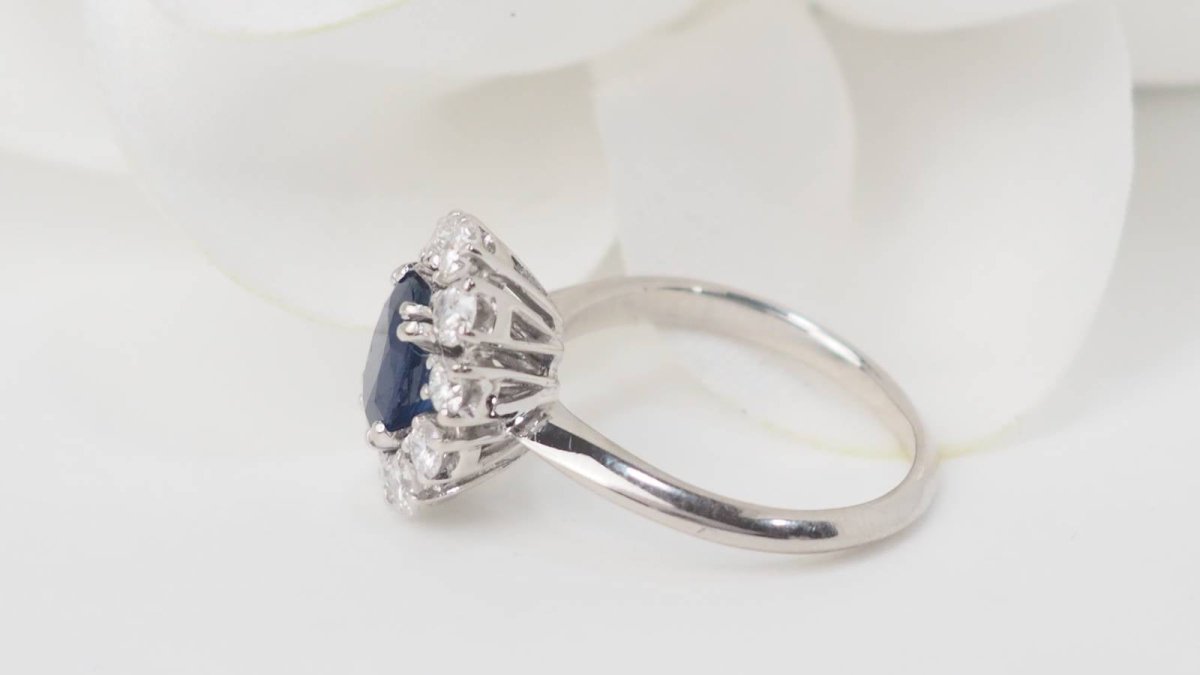 Bague marguerite en or blanc, saphir ovale et diamants - Castafiore