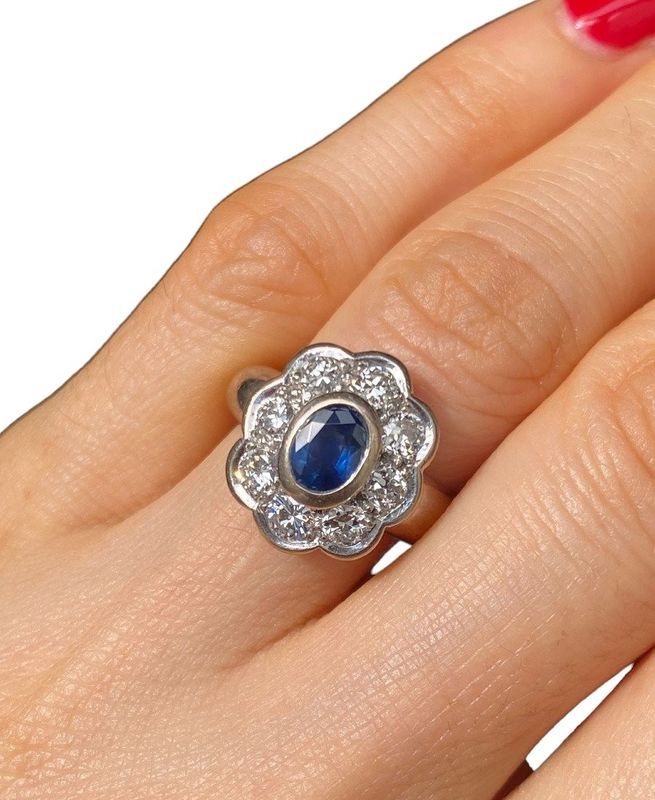 Bague marguerite en or blanc sertie d'un saphir - Castafiore