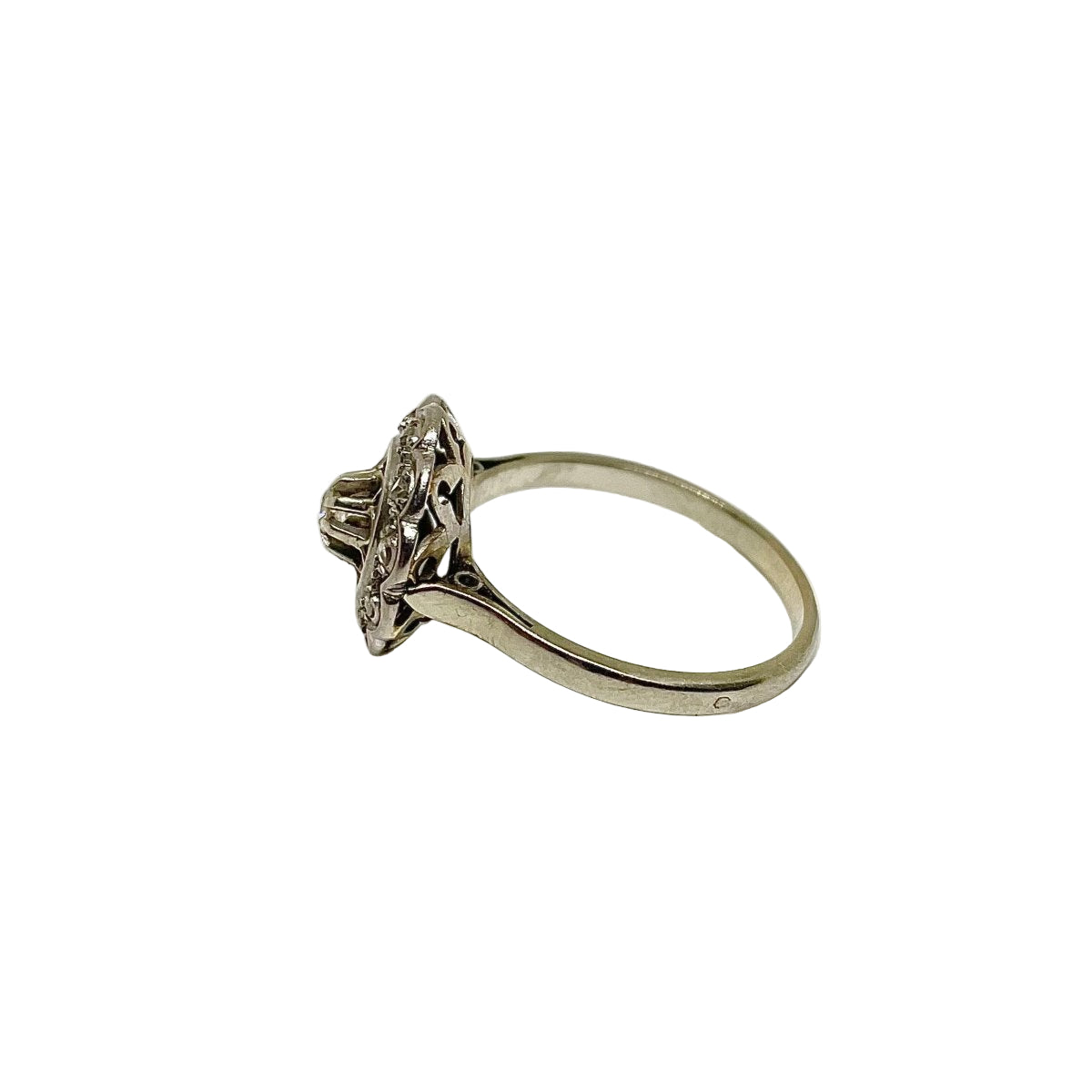 Bague marguerite en or gris et diamants - Castafiore