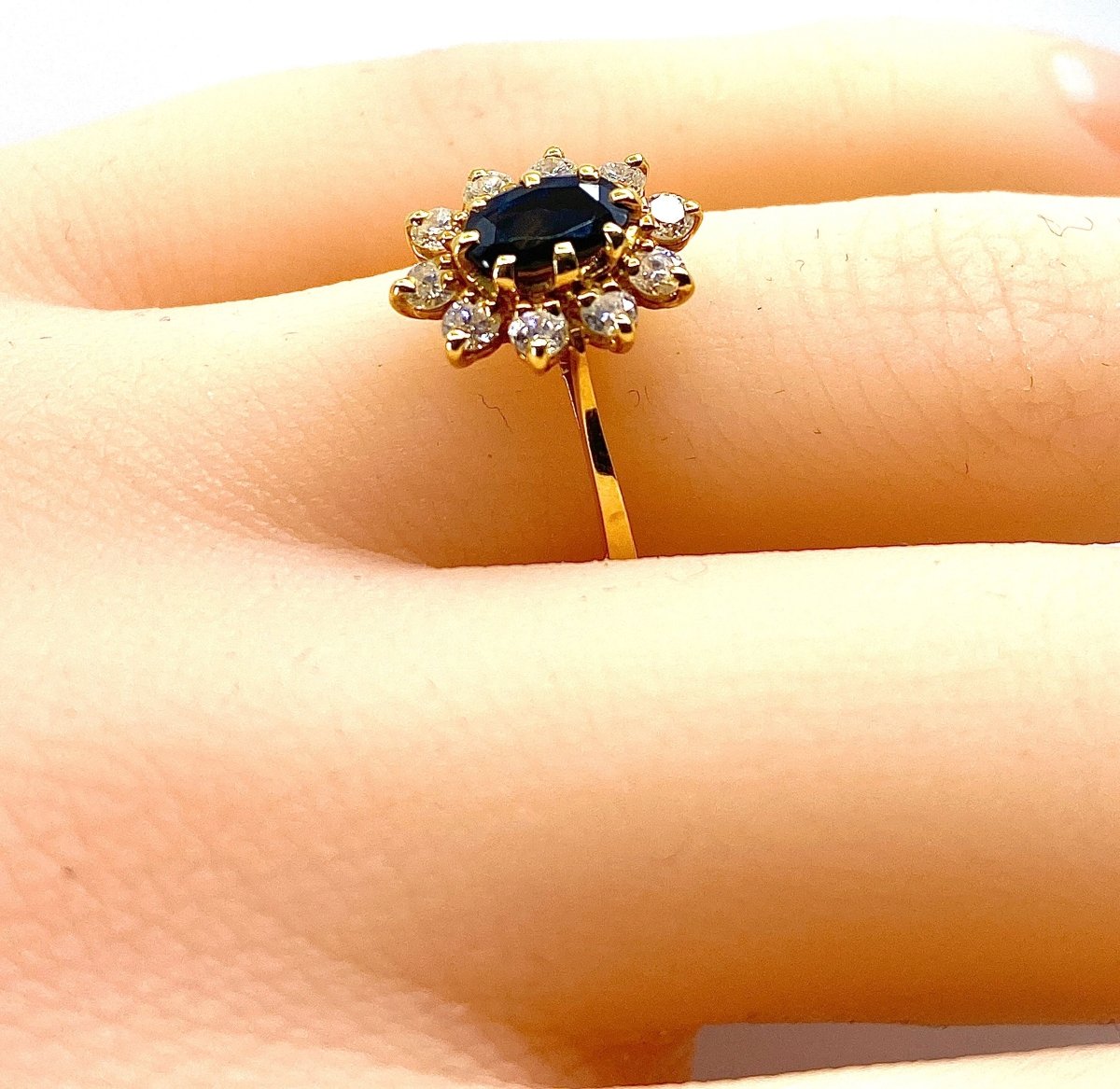 Bague marguerite en or jaune 18 carats, saphir et diamants - Castafiore