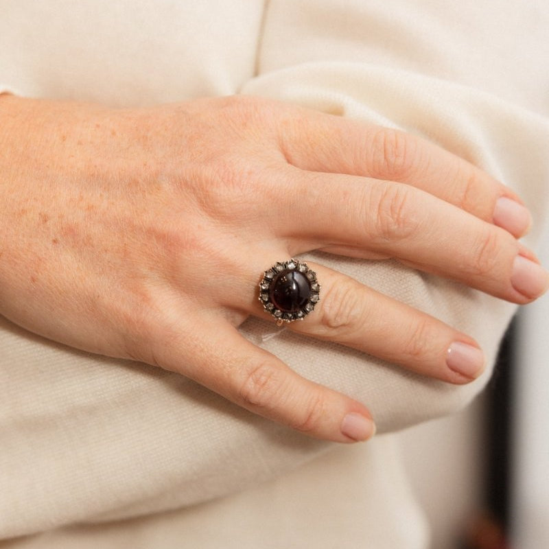 Bague Marguerite en or jaune, argent, grenat et diamants